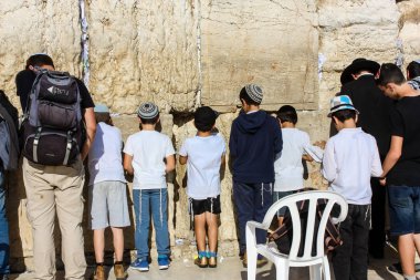 Jerusalem İsrail 14 Mayıs 2018 bilinmeyenli insanlar ve açık Batı dua çocuklar akşam Kudüs eski şehir duvar