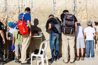 Jerusalem İsrail 14 Mayıs 2018 bilinmeyenli insanlar ve açık Batı dua çocuklar akşam Kudüs eski şehir duvar