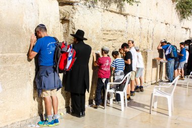 Jerusalem İsrail 14 Mayıs 2018 bilinmeyenli insanlar ve açık Batı dua çocuklar akşam Kudüs eski şehir duvar