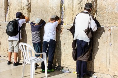 Jerusalem İsrail 14 Mayıs 2018 bilinmeyenli insanlar ve açık Batı dua çocuklar akşam Kudüs eski şehir duvar