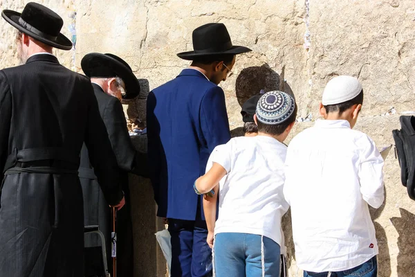 Jerozolimy Izrael Maja 2018 Niewiadomych Ludzi Dzieci Modląc Się Przodu — Zdjęcie stockowe