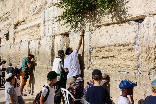 Jerusalén Israel Mayo 2018 Personas Desconocidas Niños Rezando Frente Muro — Foto de Stock