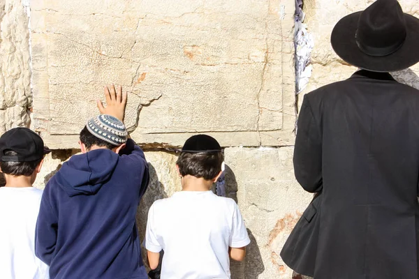 Jerusalén Israel Mayo 2018 Personas Desconocidas Niños Rezando Frente Muro — Foto de Stock