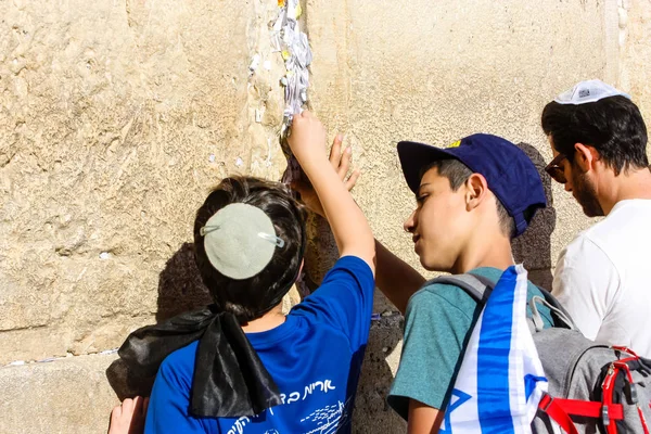 Jerusalén Israel Mayo 2018 Personas Desconocidas Niños Rezando Frente Muro — Foto de Stock