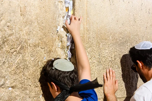 Jerusalém Israel Maio 2018 Desconhece Pessoas Crianças Orando Frente Muro — Fotografia de Stock