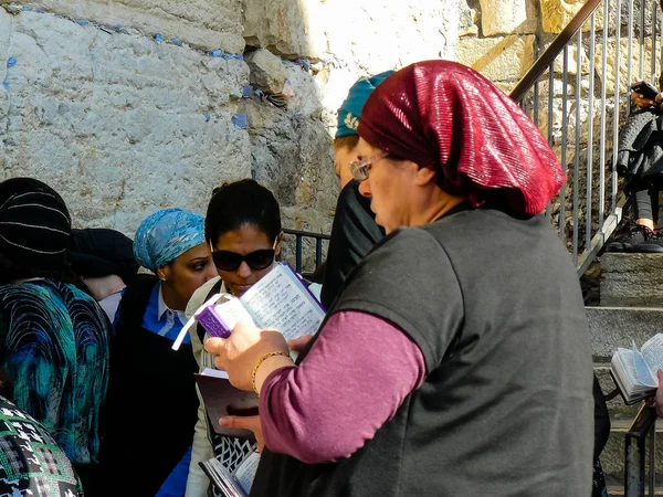 Jerusalém Israel Maio 2018 Mulheres Desconhecidas Orando Frente Muro Ocidental — Fotografia de Stock