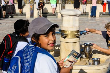 Kudüs İsrail 14 Mayıs 2018 Bilinmeyen çocuklar Kudüs 'teki Batı Duvarı Meydanı' ndaki halk çeşmesinin önünde