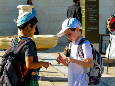 Kudüs İsrail 14 Mayıs 2018 Bilinmeyen çocuklar Kudüs 'teki Batı Duvarı Meydanı' ndaki halk çeşmesinin önünde