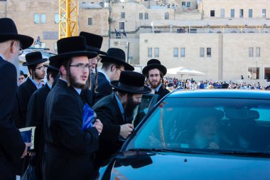 Kudüs İsrail 14 Mayıs 2018 Başkan Rabbi eşlik eden bilinmeyen dindar insanlar var arabasını Kudüs'te Western Wall meydanından ikindi