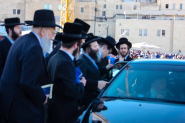 Kudüs İsrail 14 Mayıs 2018 Başkan Rabbi eşlik eden bilinmeyen dindar insanlar var arabasını Kudüs'te Western Wall meydanından ikindi