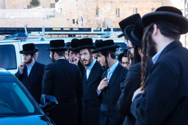 Kudüs İsrail 14 Mayıs 2018 Başkan Rabbi eşlik eden bilinmeyen dindar insanlar var arabasını Kudüs'te Western Wall meydanından ikindi