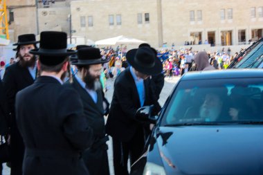 Kudüs İsrail 14 Mayıs 2018 Başkan Rabbi eşlik eden bilinmeyen dindar insanlar var arabasını Kudüs'te Western Wall meydanından ikindi