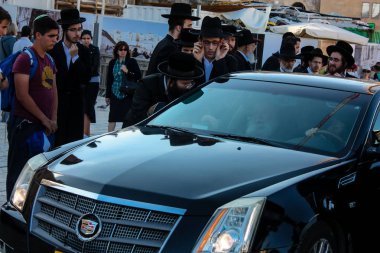 Kudüs İsrail 14 Mayıs 2018 Başkan Rabbi eşlik eden bilinmeyen dindar insanlar var arabasını Kudüs'te Western Wall meydanından ikindi