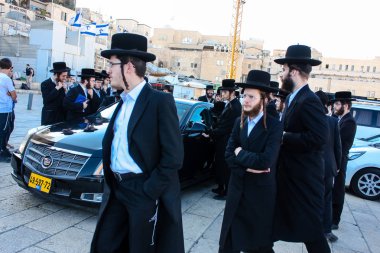 Kudüs İsrail 14 Mayıs 2018 Başkan Rabbi eşlik eden bilinmeyen dindar insanlar var arabasını Kudüs'te Western Wall meydanından ikindi