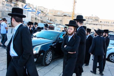 Kudüs İsrail 14 Mayıs 2018 Başkan Rabbi eşlik eden bilinmeyen dindar insanlar var arabasını Kudüs'te Western Wall meydanından ikindi