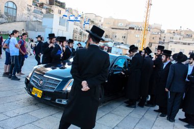 Kudüs İsrail 14 Mayıs 2018 Başkan Rabbi eşlik eden bilinmeyen dindar insanlar var arabasını Kudüs'te Western Wall meydanından ikindi