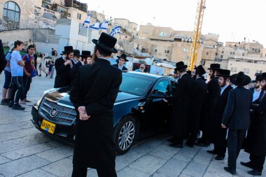 Kudüs İsrail 14 Mayıs 2018 Başkan Rabbi eşlik eden bilinmeyen dindar insanlar var arabasını Kudüs'te Western Wall meydanından ikindi