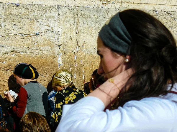 Jerusalén Israel Mayo 2018 Mujeres Desconocidas Rezando Frente Muro Occidental — Foto de Stock