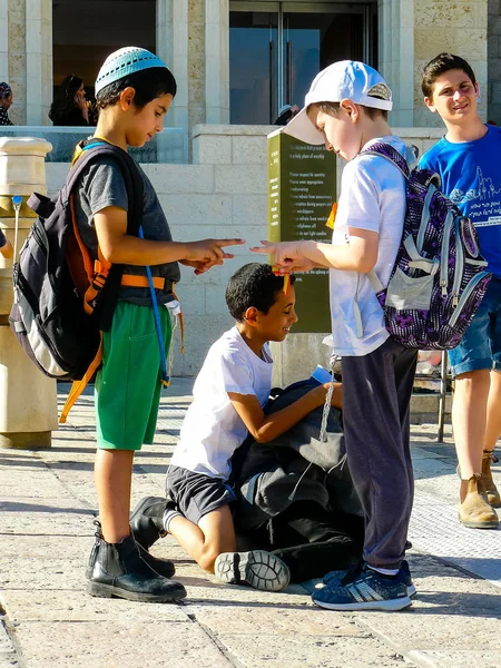 Jeruzalem Israël Mei 2018 Onbekende Kinderen Voor Publieke Fontein Het — Stockfoto