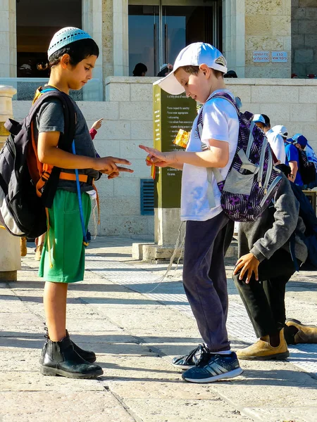 Єрусалим Ізраїль Травня 2018 Року Невідомі Діти Перед Публічним Фонтаном — стокове фото