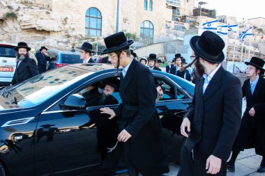 Kudüs İsrail 14 Mayıs 2018 Başkan Rabbi eşlik eden bilinmeyen dindar insanlar var arabasını Kudüs'te Western Wall meydanından ikindi