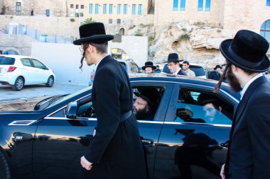 Kudüs İsrail 14 Mayıs 2018 Başkan Rabbi eşlik eden bilinmeyen dindar insanlar var arabasını Kudüs'te Western Wall meydanından ikindi