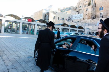 Kudüs İsrail 14 Mayıs 2018 Başkan Rabbi eşlik eden bilinmeyen dindar insanlar var arabasını Kudüs'te Western Wall meydanından ikindi
