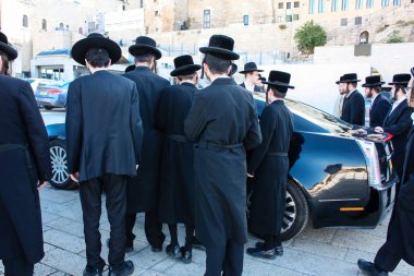 Kudüs İsrail 14 Mayıs 2018 Başkan Rabbi eşlik eden bilinmeyen dindar insanlar var arabasını Kudüs'te Western Wall meydanından ikindi