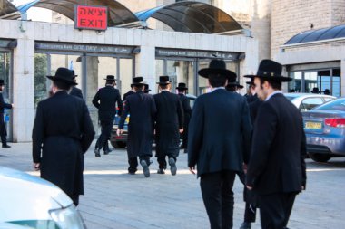 Kudüs İsrail 14 Mayıs 2018 Başkan Rabbi eşlik eden bilinmeyen dindar insanlar var arabasını Kudüs'te Western Wall meydanından ikindi