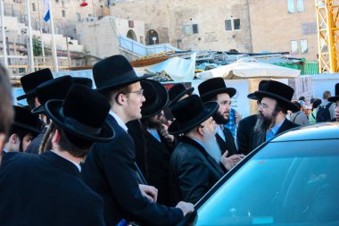 Kudüs İsrail 14 Mayıs 2018 Başkan Rabbi eşlik eden bilinmeyen dindar insanlar var arabasını Kudüs'te Western Wall meydanından ikindi