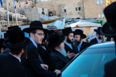Kudüs İsrail 14 Mayıs 2018 Başkan Rabbi eşlik eden bilinmeyen dindar insanlar var arabasını Kudüs'te Western Wall meydanından ikindi