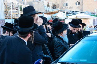 Kudüs İsrail 14 Mayıs 2018 Başkan Rabbi eşlik eden bilinmeyen dindar insanlar var arabasını Kudüs'te Western Wall meydanından ikindi
