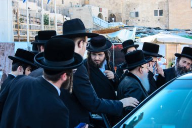 Kudüs İsrail 14 Mayıs 2018 Başkan Rabbi eşlik eden bilinmeyen dindar insanlar var arabasını Kudüs'te Western Wall meydanından ikindi