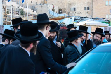 Kudüs İsrail 14 Mayıs 2018 Başkan Rabbi eşlik eden bilinmeyen dindar insanlar var arabasını Kudüs'te Western Wall meydanından ikindi