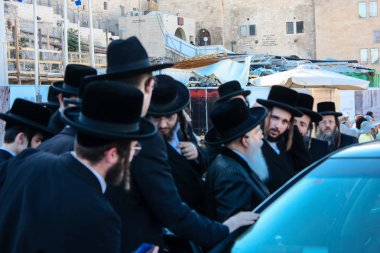Kudüs İsrail 14 Mayıs 2018 Başkan Rabbi eşlik eden bilinmeyen dindar insanlar var arabasını Kudüs'te Western Wall meydanından ikindi