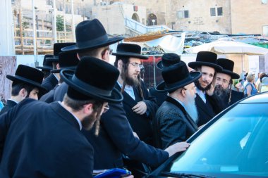 Kudüs İsrail 14 Mayıs 2018 Başkan Rabbi eşlik eden bilinmeyen dindar insanlar var arabasını Kudüs'te Western Wall meydanından ikindi