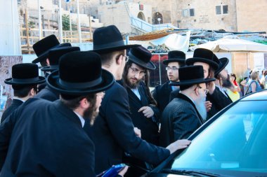 Kudüs İsrail 14 Mayıs 2018 Başkan Rabbi eşlik eden bilinmeyen dindar insanlar var arabasını Kudüs'te Western Wall meydanından ikindi