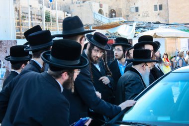 Kudüs İsrail 14 Mayıs 2018 Başkan Rabbi eşlik eden bilinmeyen dindar insanlar var arabasını Kudüs'te Western Wall meydanından ikindi