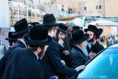 Kudüs İsrail 14 Mayıs 2018 Başkan Rabbi eşlik eden bilinmeyen dindar insanlar var arabasını Kudüs'te Western Wall meydanından ikindi