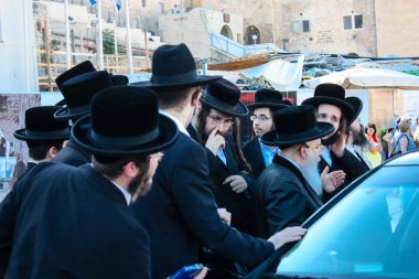 Kudüs İsrail 14 Mayıs 2018 Başkan Rabbi eşlik eden bilinmeyen dindar insanlar var arabasını Kudüs'te Western Wall meydanından ikindi