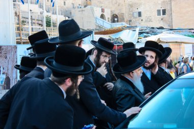 Kudüs İsrail 14 Mayıs 2018 Başkan Rabbi eşlik eden bilinmeyen dindar insanlar var arabasını Kudüs'te Western Wall meydanından ikindi
