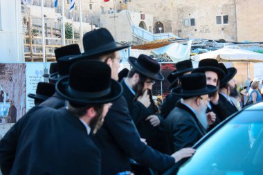 Kudüs İsrail 14 Mayıs 2018 Başkan Rabbi eşlik eden bilinmeyen dindar insanlar var arabasını Kudüs'te Western Wall meydanından ikindi