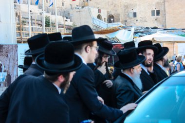 Kudüs İsrail 14 Mayıs 2018 Başkan Rabbi eşlik eden bilinmeyen dindar insanlar var arabasını Kudüs'te Western Wall meydanından ikindi
