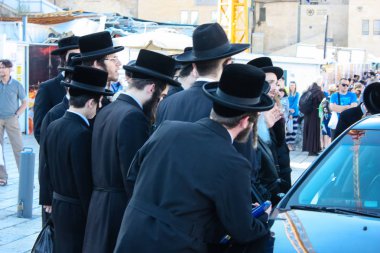 Kudüs İsrail 14 Mayıs 2018 Başkan Rabbi eşlik eden bilinmeyen dindar insanlar var arabasını Kudüs'te Western Wall meydanından ikindi