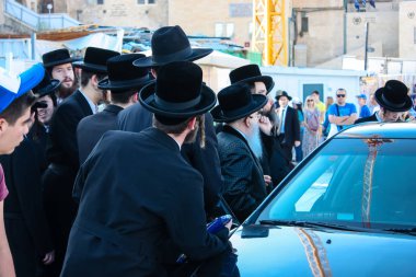Kudüs İsrail 14 Mayıs 2018 Başkan Rabbi eşlik eden bilinmeyen dindar insanlar var arabasını Kudüs'te Western Wall meydanından ikindi