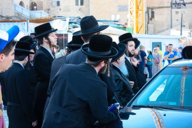 Kudüs İsrail 14 Mayıs 2018 Başkan Rabbi eşlik eden bilinmeyen dindar insanlar var arabasını Kudüs'te Western Wall meydanından ikindi