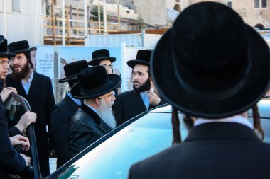 Kudüs İsrail 14 Mayıs 2018 Başkan Rabbi eşlik eden bilinmeyen dindar insanlar var arabasını Kudüs'te Western Wall meydanından ikindi