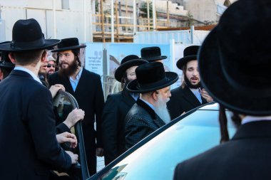 Kudüs İsrail 14 Mayıs 2018 Başkan Rabbi eşlik eden bilinmeyen dindar insanlar var arabasını Kudüs'te Western Wall meydanından ikindi