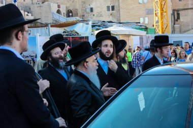 Kudüs İsrail 14 Mayıs 2018 Başkan Rabbi eşlik eden bilinmeyen dindar insanlar var arabasını Kudüs'te Western Wall meydanından ikindi