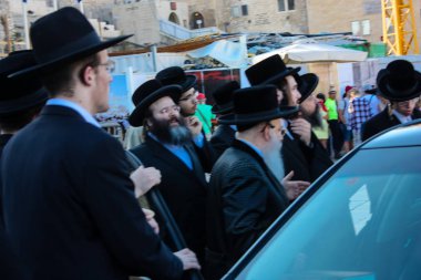 Kudüs İsrail 14 Mayıs 2018 Başkan Rabbi eşlik eden bilinmeyen dindar insanlar var arabasını Kudüs'te Western Wall meydanından ikindi